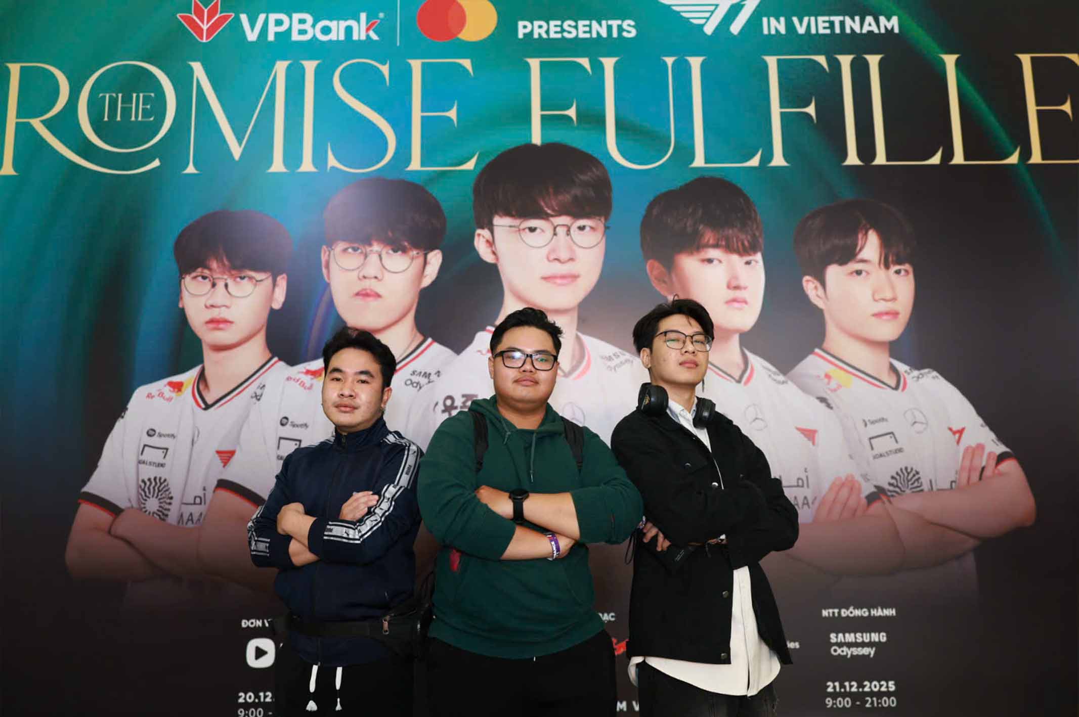 Faker va cac dong doi da den Viet Nam ngay sau khi vo dich the gioi 2025. Anh: Ban to chuc cung cap