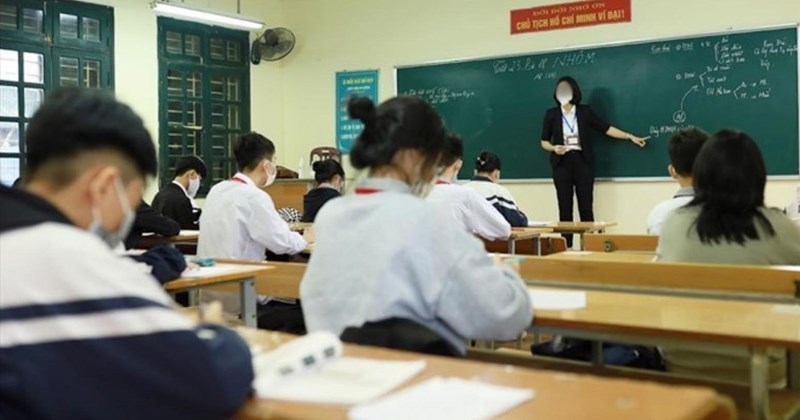 Aunque se esta implementando la politica de exencion de matricula muchos padres todavia tienen que soportar costos adicionales. Foto ilustrativa: Phuong Anh