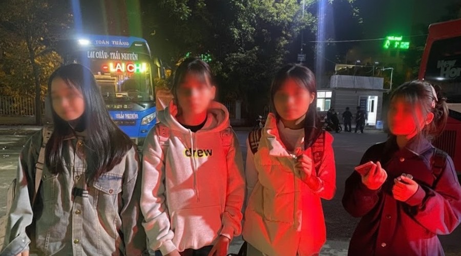 Bốn em học sinh bỏ học đi làm thuê tại bến xe. Ảnh: Công an Lai Châu