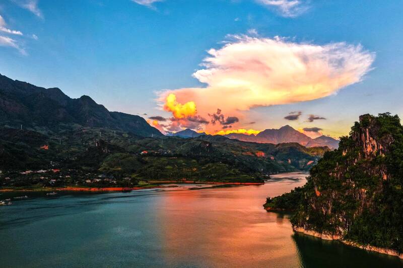 Ve dep rieng co cua long ho Thuy dien Son La mua dong thu hut khach du lich. Anh: Nhat Minh