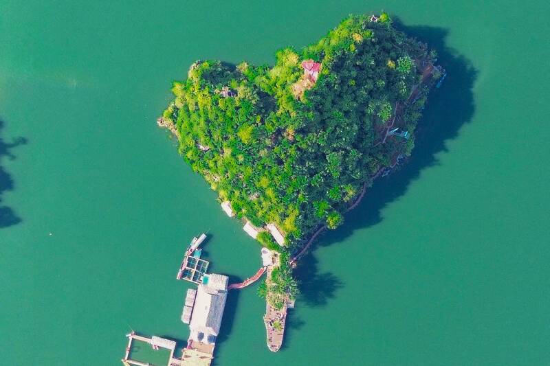 Khu vuc Dao trai tim, Vinh Uy Phong, xa Quynh Nhai co mau nuoc xanh ngoc bich. Anh: Nhat Minh