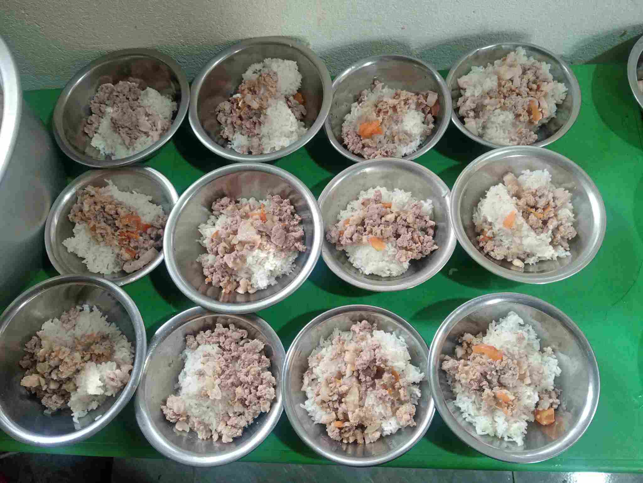 Meals for students of Mai Son Kindergarten are cooked from the budget of the "Nuoi Em" Project in Nghe An. Photo: Quang Dai