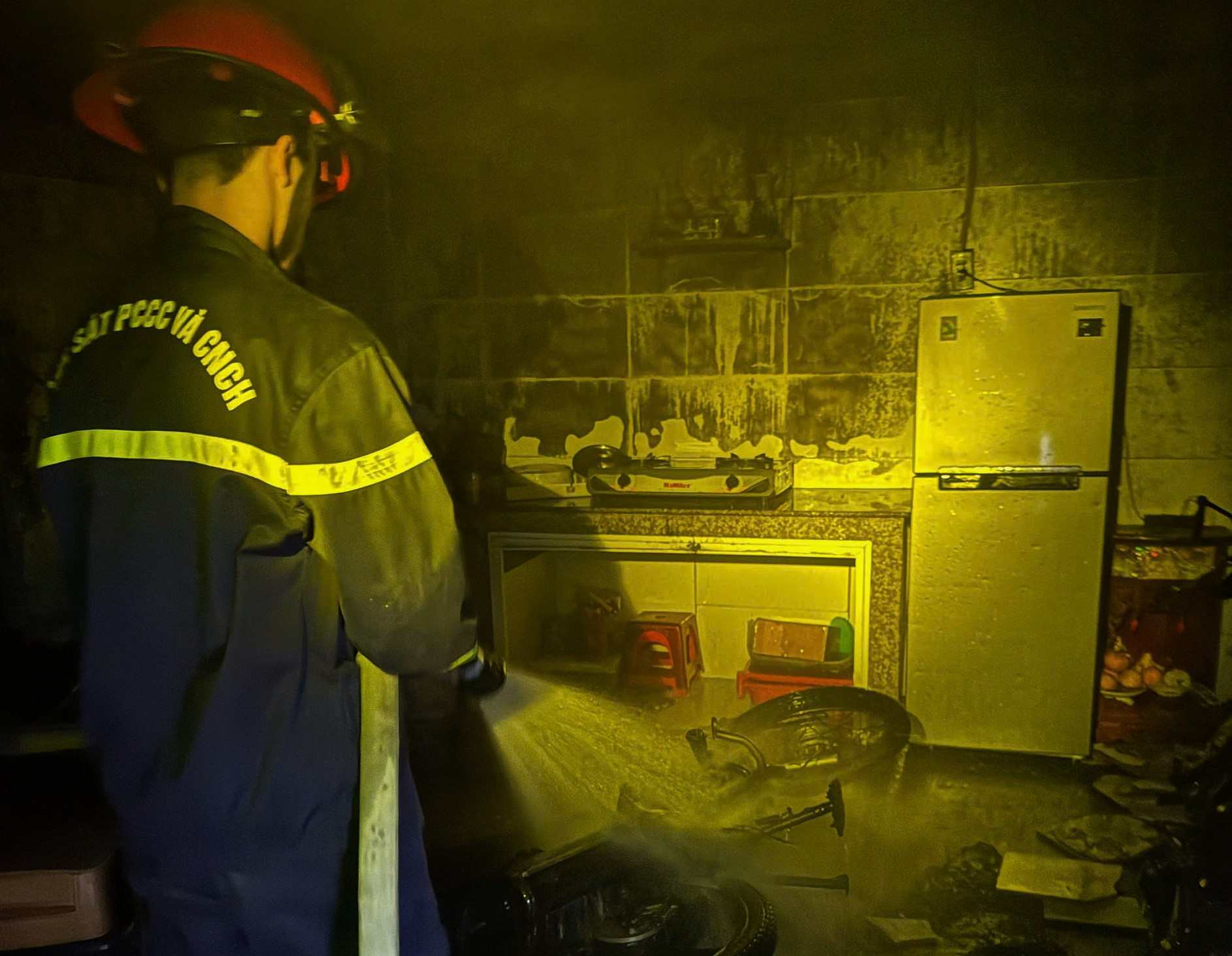 Firefighting forces promptly rescued 4 people trapped in a burning house in Da Lat. Photo: Provided by the police