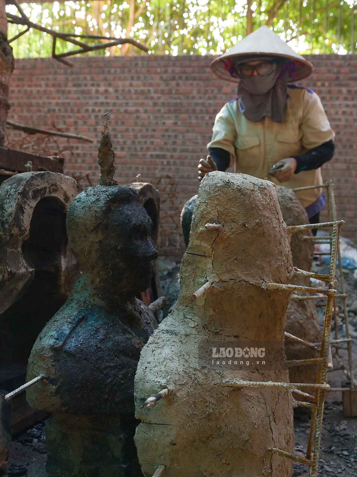 Sau khoang mot ngay, khuon duoc ro de dua san pham di lam nguoi (hoan thien cac chi tiet) va cuoi cung la cong doan hoan thien, danh bong san pham.