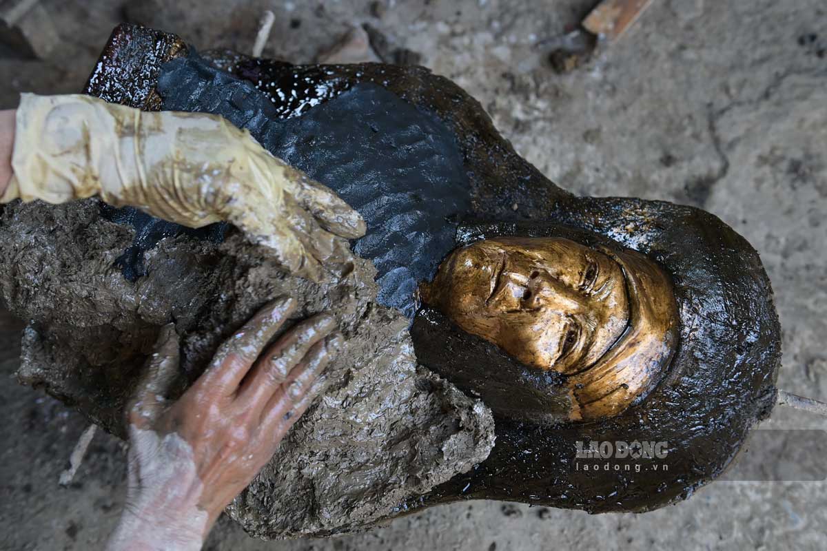 Co gan 40 nam kinh nghiem trong nghe duc dong, Nghe nhan Duong Xuan Tuyen (tru tai lang Van Diem) cho biet, de tao ra mot san pham dong, nguoi tho phai trai qua nhieu cong doan nhu tao mau, tao khuon, nau chay nguyen lieu, rot khuon, ro khuon lam nguoi va cuoi cung la hoan thien san pham.