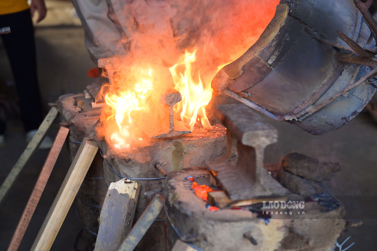 Cong doan nau chay nguyen lieu, nguoi tho phai tap trung cao do boi nhiet do trong lo nau len den hon 1.000 do C. Thong thuong, nau o nhiet do cao khoang 20 phut, dong se nong chay hoan toan. Luc nay, can tien hanh rot dong vao khuon ngay lap tuc, boi neu de lau, dong se bi khe.