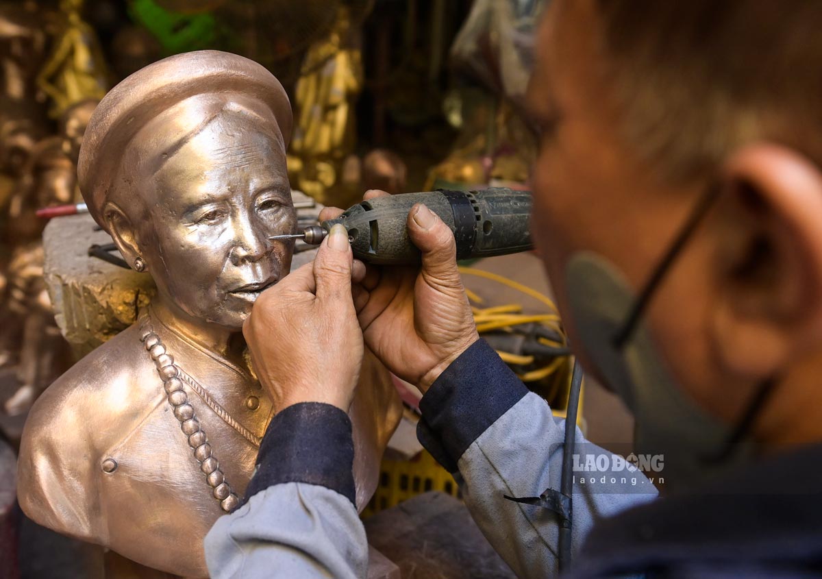Co gan 40 nam kinh nghiem trong nghe duc dong, Nghe nhan Duong Xuan Tuyen (tru tai lang Van Diem) cho biet, cong doan lam nguoi la yeu to quyet dinh phan “hon” cua san pham va phu thuoc hoan toan vao ban tay cua nguoi tho. De lam ra mot san pham bang dong mat kha nhieu thoi gian nen voi san pham lam theo mau se duoc dat hang tu truoc de dam bao co san pham dung hen cho khach.