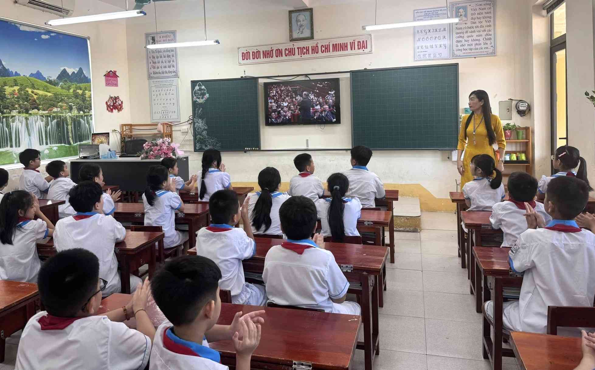 The sample reading of primary school teachers plays a particularly important role in education. Photo: La Giang