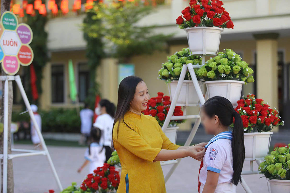 Giao vien tieu hoc tai Ha Tinh sua khan quang do cho hoc sinh. Anh: La Giang