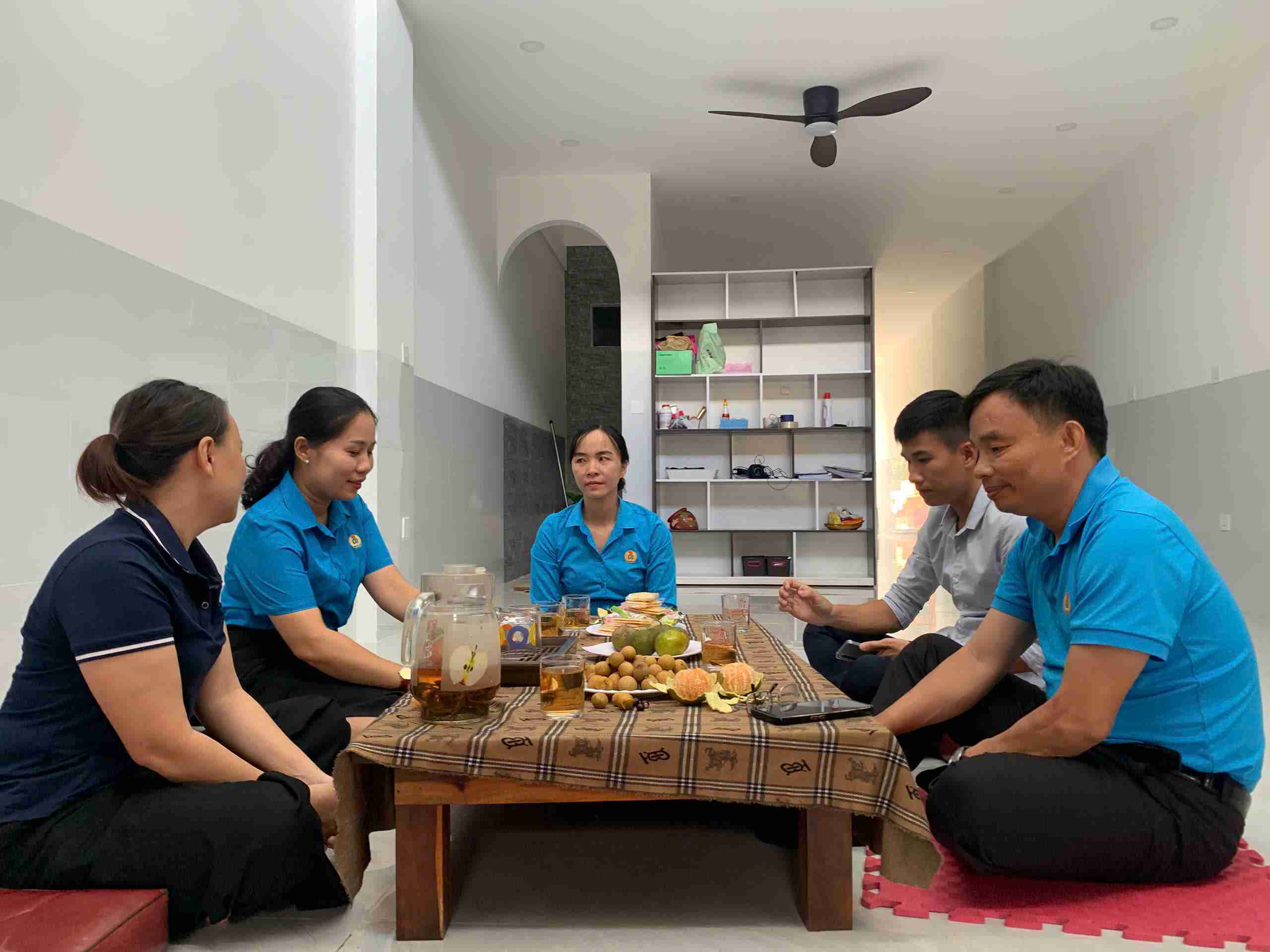 Lanh dao Lien doan Lao dong tinh tham hoi, dong vien doan vien co hoan canh kho khan. Anh: Bao Trung