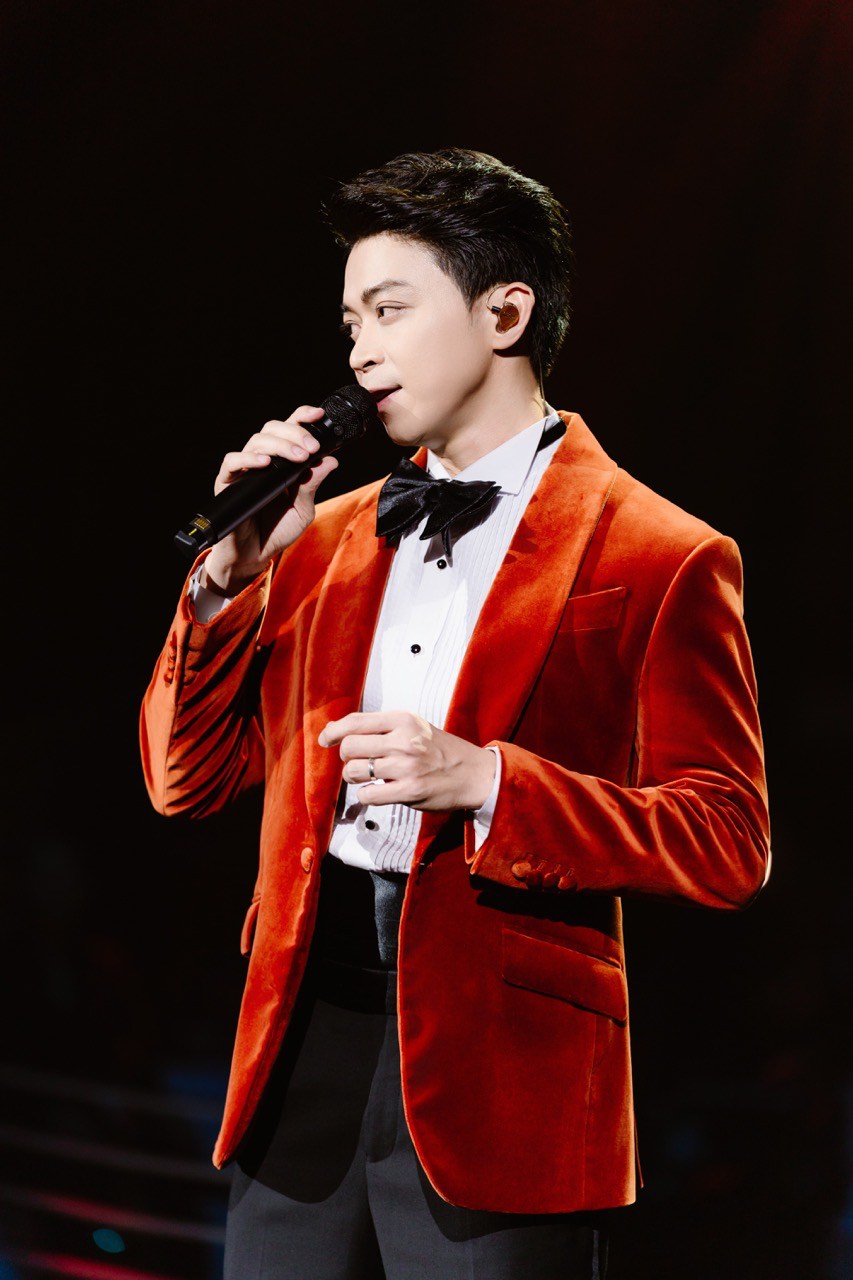 Lan Nha hat loat tinh ca tren san khau. Anh: Nghe si cung cap.