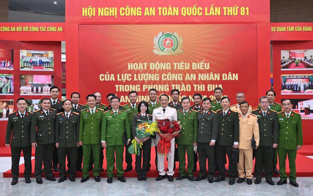 Colleagues congratulate Director of Quang Ngai Provincial Police Ho Song An after receiving the decision to promote him to the rank of Major General. Photo: Quang Ngai Provincial Police