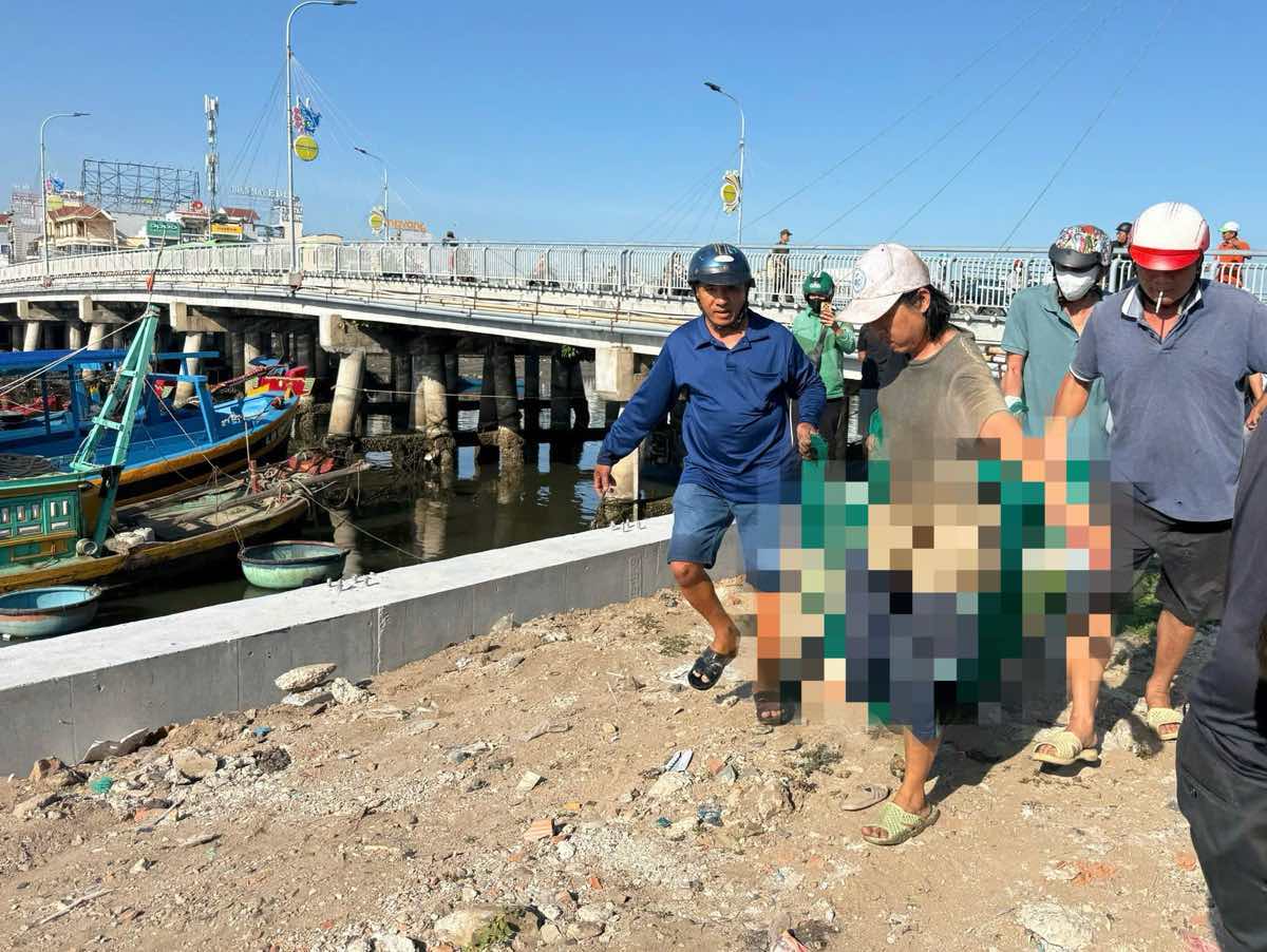 Thi thể được vớt lên bờ để công an điều tra. Ảnh: Duy Tuấn 