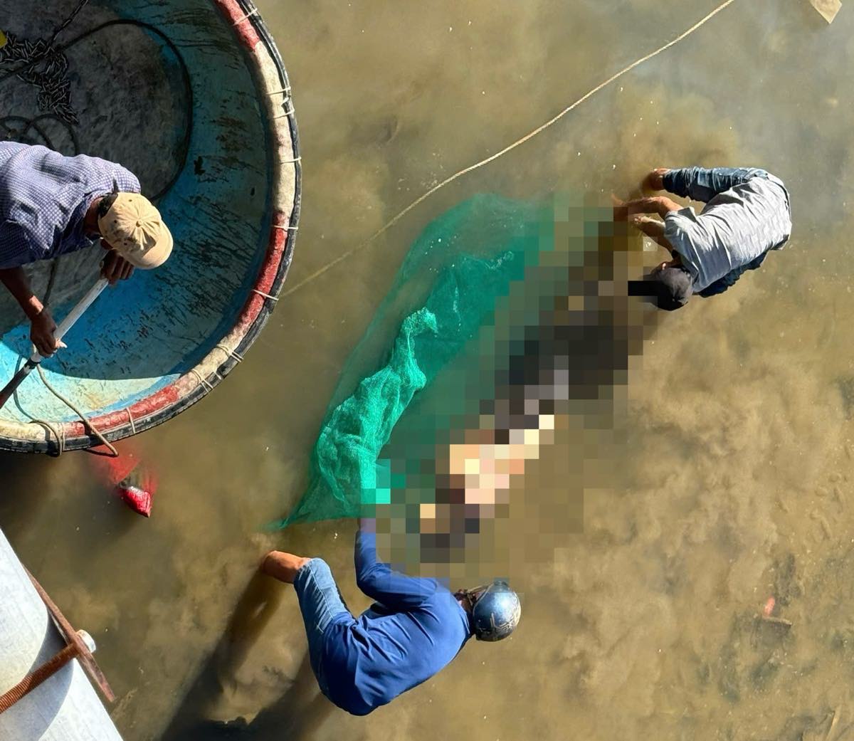 Người dân phát hiện thi thể nữ giới ven sông Cà Ty. Ảnh: Duy Tuấn 