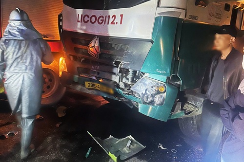 Scene of the bus colliding with a concrete tanker in Hanoi. Photo: Hieu Dinh