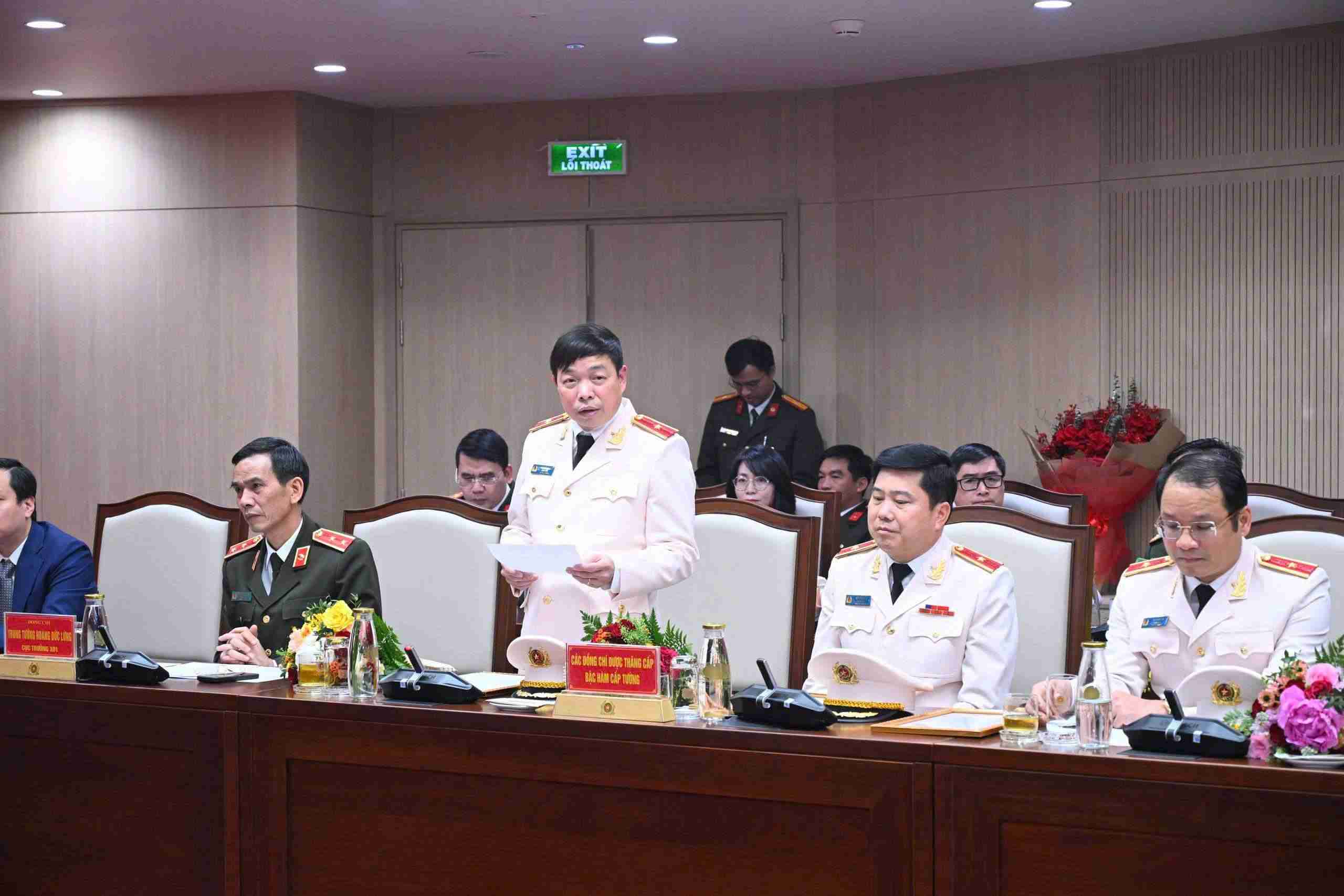 Giam doc Cong an 2 tinh Cao Bang va Dien Bien tai buoi le. Anh: Cong an Cao Bang