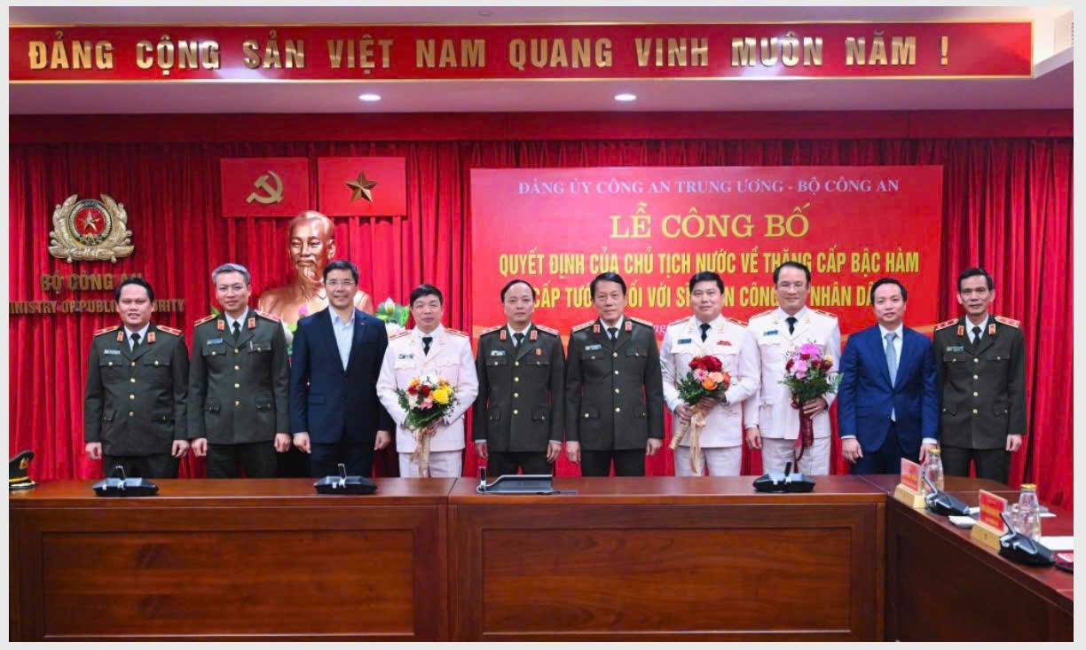Leaders of the Ministry of Public Security and Cao Bang province congratulated the comrades on being promoted to the rank of general. Photo: Cao Bang Police