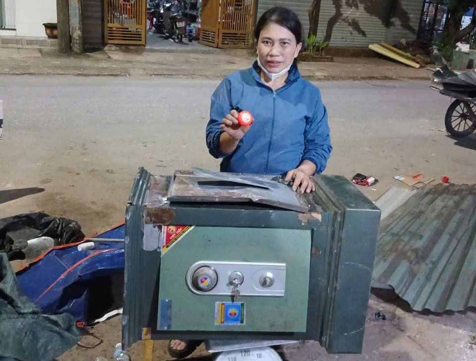 Chi Huong phat hien vang trong ket sat cu. Anh: Cong an Ha Tinh.