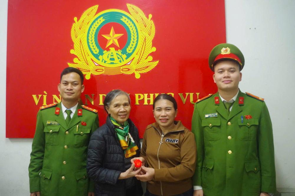 Ms. Huong (second from right) returned the gold to Ms. Cat. Photo: Ha Tinh Police.