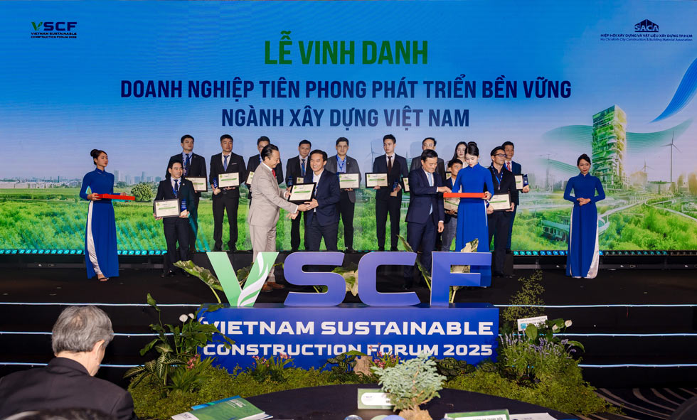 Saint-Gobain received the award " pioneering enterprise in sustainable development of Vietnam's construction industry". Photo: Provided by the enterprise