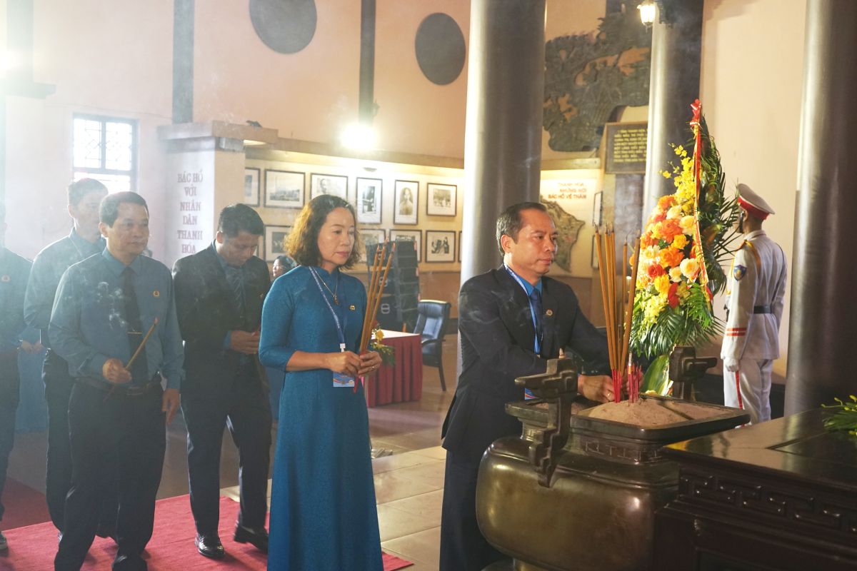 Chu tich LDLD tinh Thanh Hoa Luong Trong Thanh va doan dai bieu dang huong tai khu . Anh: Quach Du