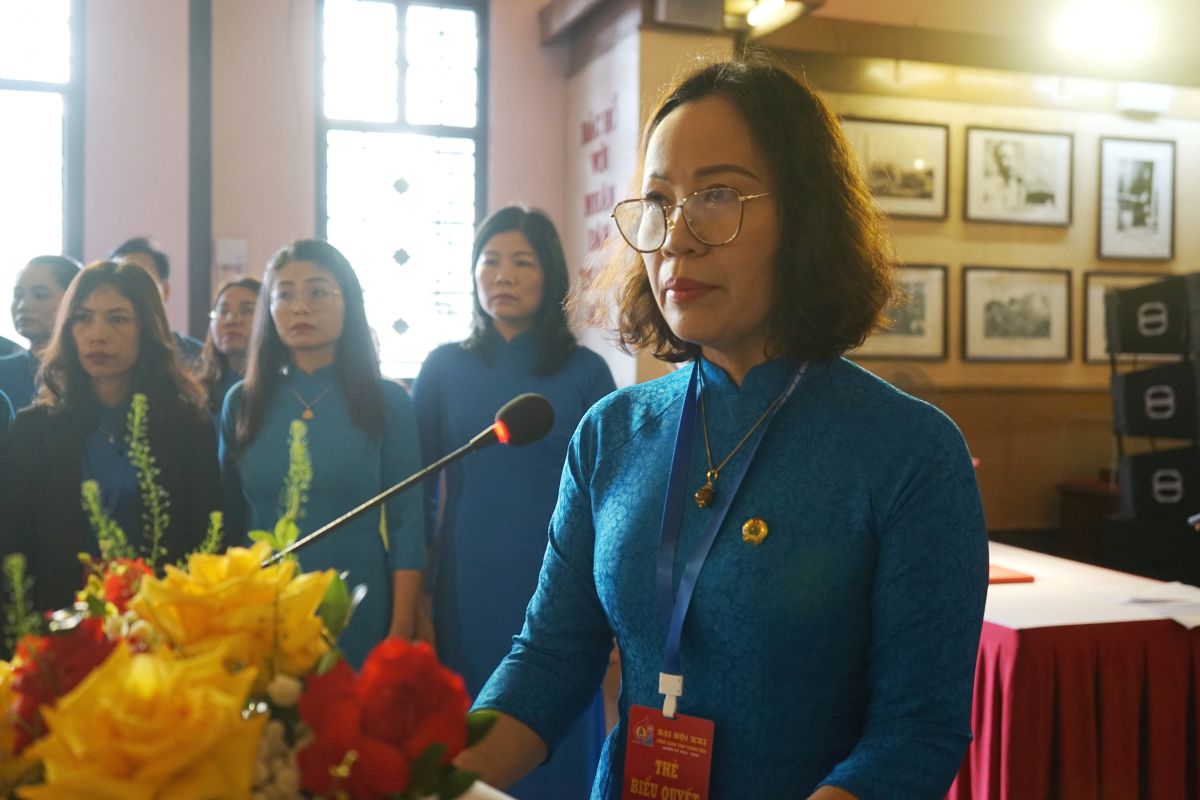 Dai dien Doan dai bieu Dai hoi XXI Cong doan Thanh Hoa, ba Trinh Thi Hoa - Pho Chu tich LDLD tinh Thanh Hoa - bao cong voi Bac. Anh: Quach Du