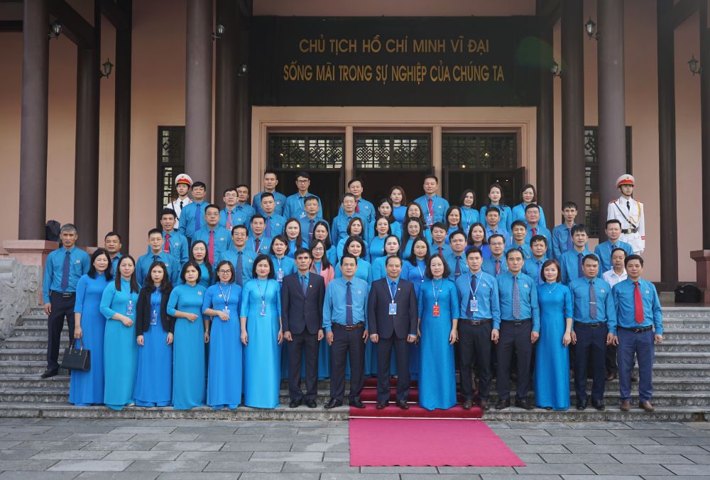 Doan dai bieu ghi so phat bieu cam tuong va chup anh luu niem tai 