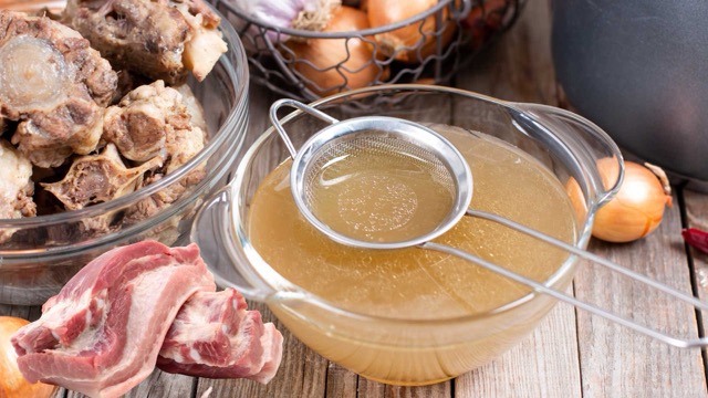 心血管疾患、高脂血症の人は、茹でた肉の水を頻繁に使用すべきではありません。写真:Huong Son