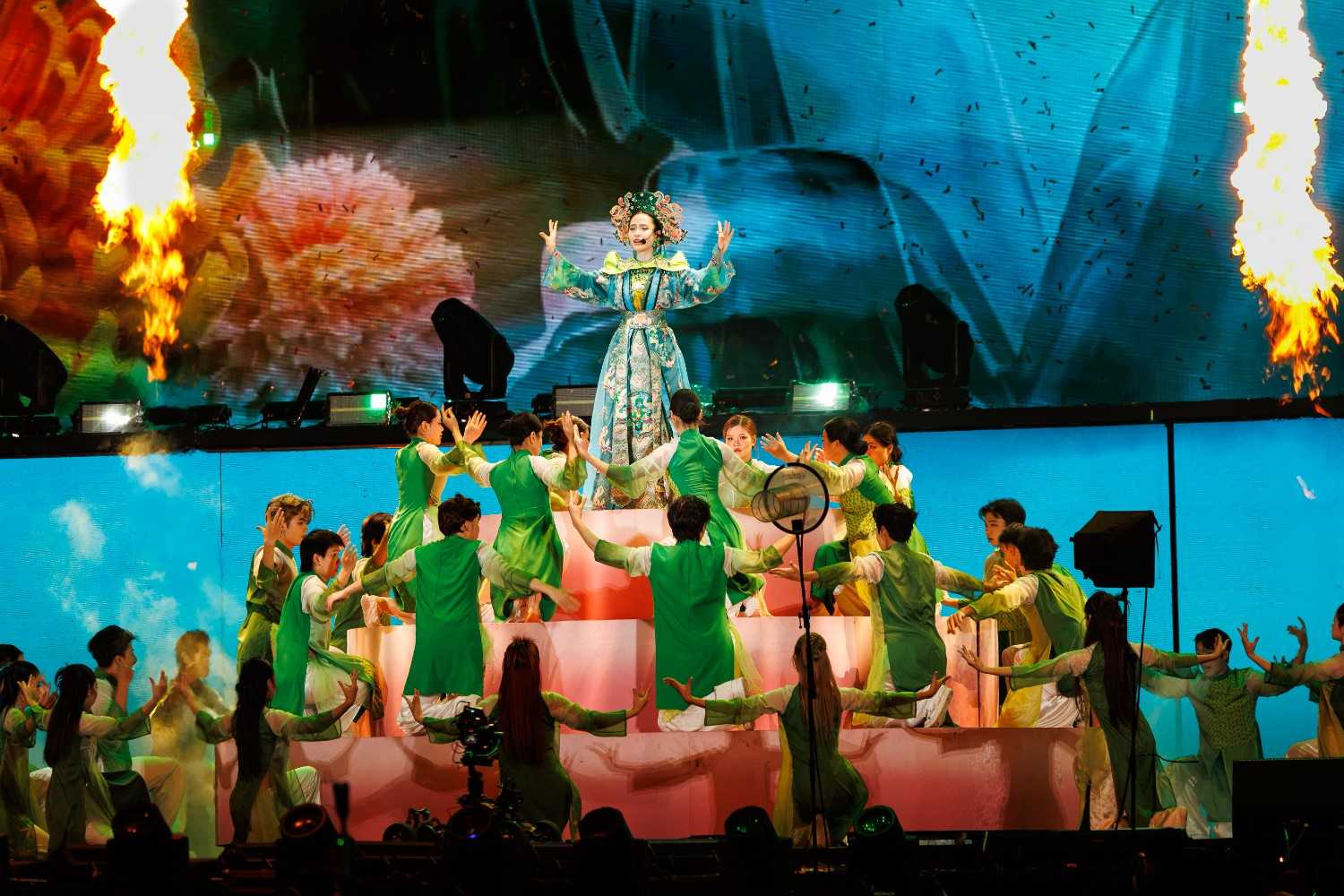 Dang chu y la tiet muc “Phong nu - Co doi Thuong ngan” do ca nuong Kieu Anh the hien. Tiet muc ket hop hat van, vu dao va am nhac dan gian, tai hien khong gian tin nguong tho Mau tren san khau dai nhac hoi.  