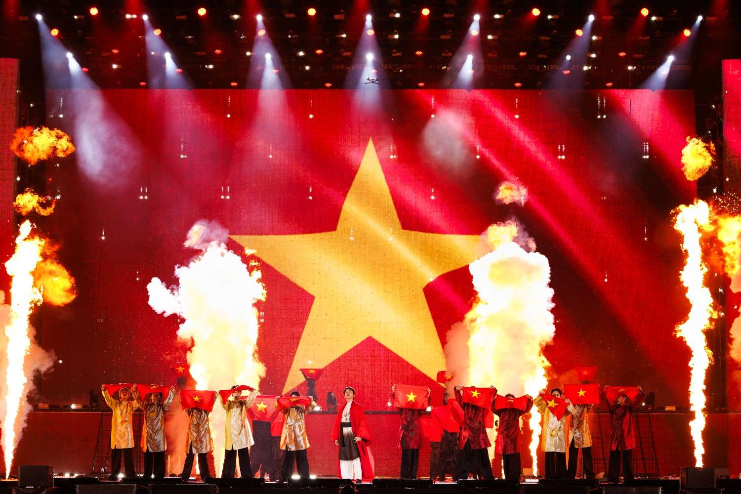 Dan nghe si tu chuong trinh “Tan binh toan nang” tu hao trinh dien ca khuc ve nguoi Viet. Anh: BTC