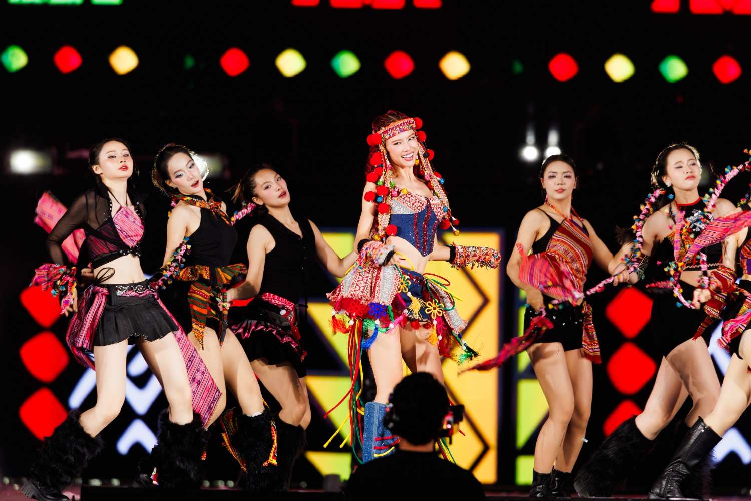 Dan nghe si mang am nhac Tay Bac den Y-Concert voi ca khuc “Inh la oi“. Anh: BTC