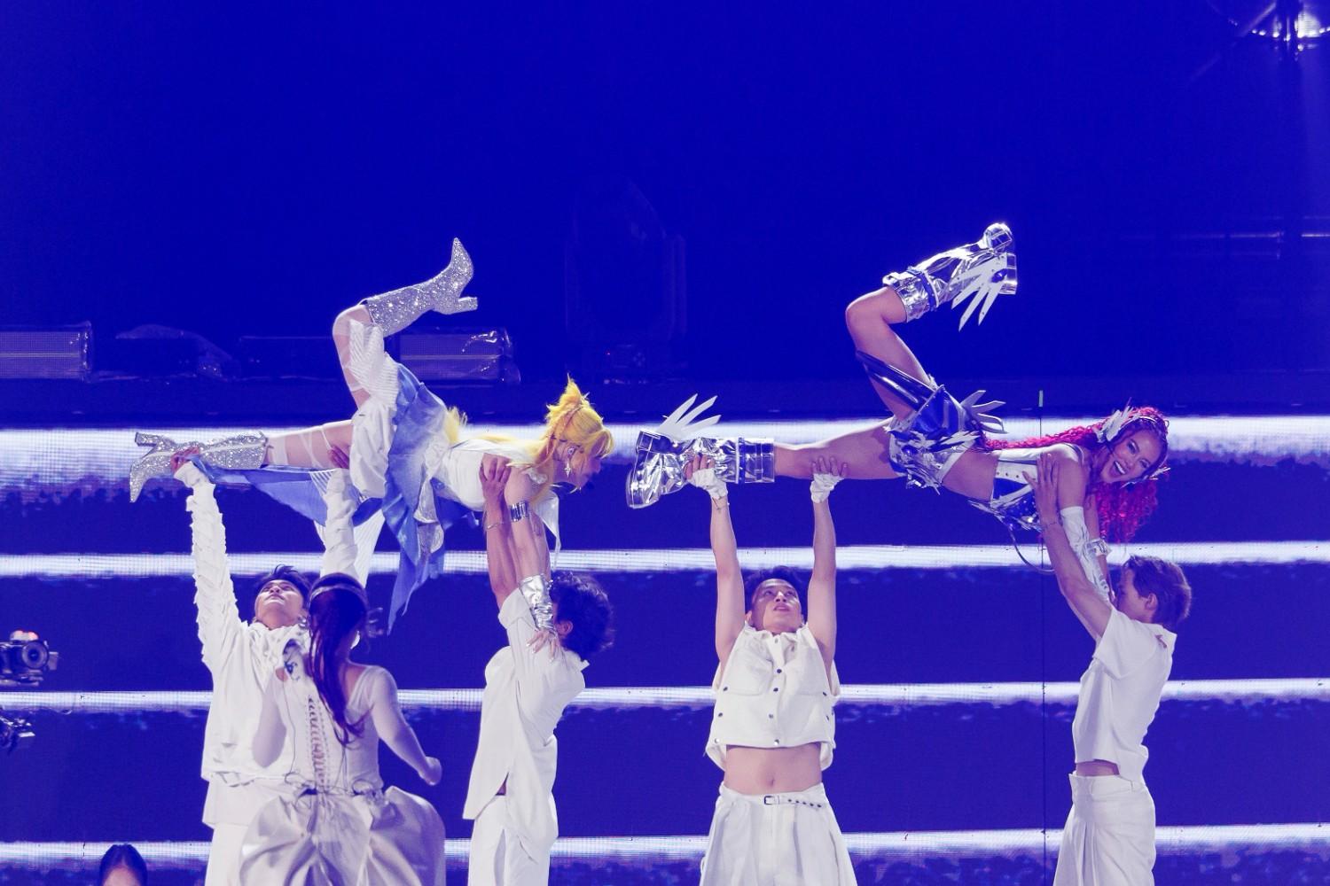 Cac nghe si buoc ra tu chuong trinh “Chi dep dap gio” trinh dien ca khuc “Mua Thang Sau“. Man trinh dien duoc dau tu cong phu ve trang phuc, do hoa LED. Anh: BTC