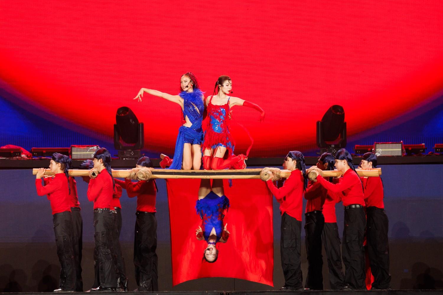 Toc Tien hat trong tu the treo nguoc tai ca khuc “Chan Ai“. Anh: BTC