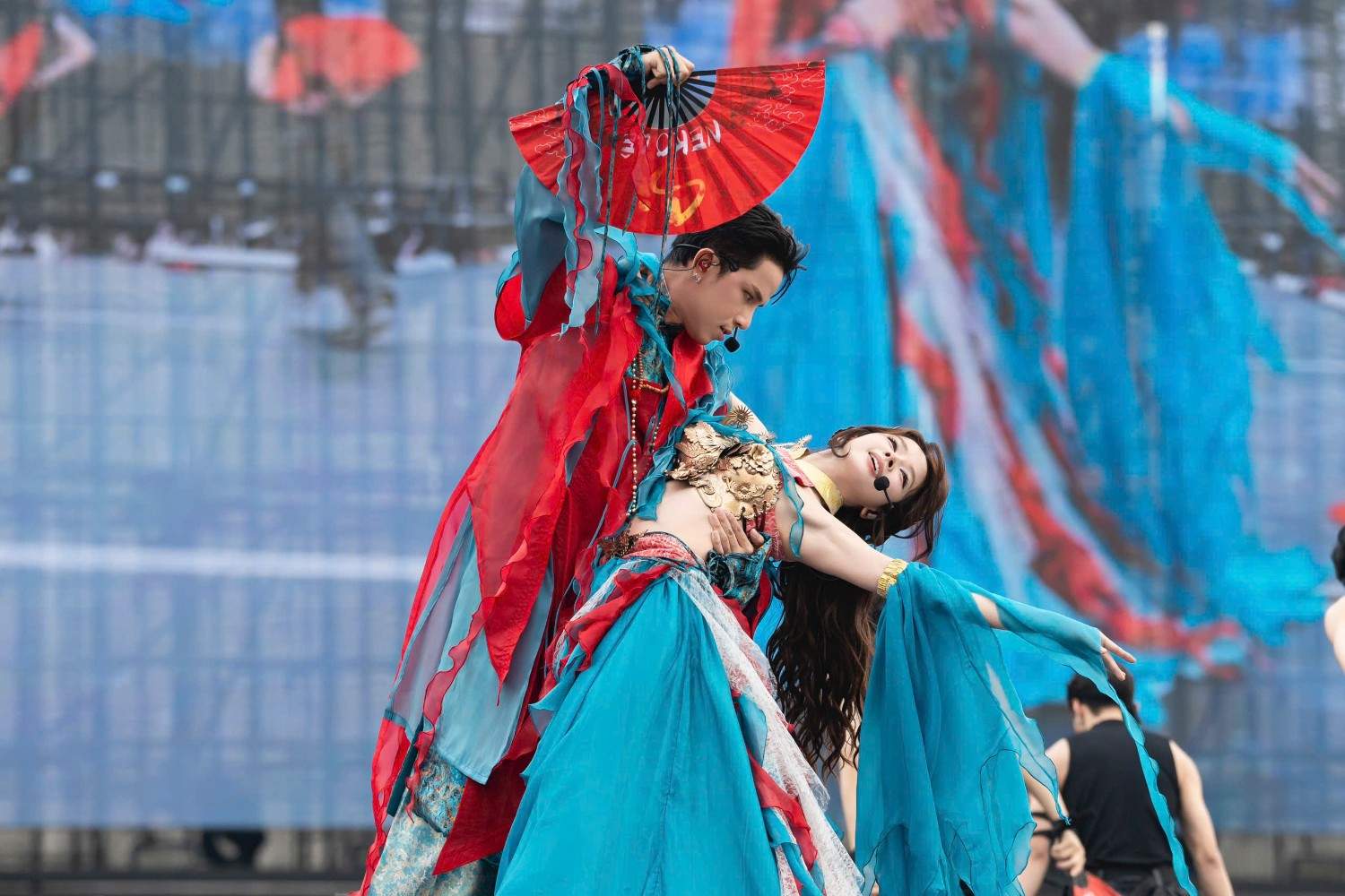 Ngay tu som, hang ngan khan gia da do ve san khau de theo doi cac man trinh dien ca nhan cua cac nghe si. Anh: BTC