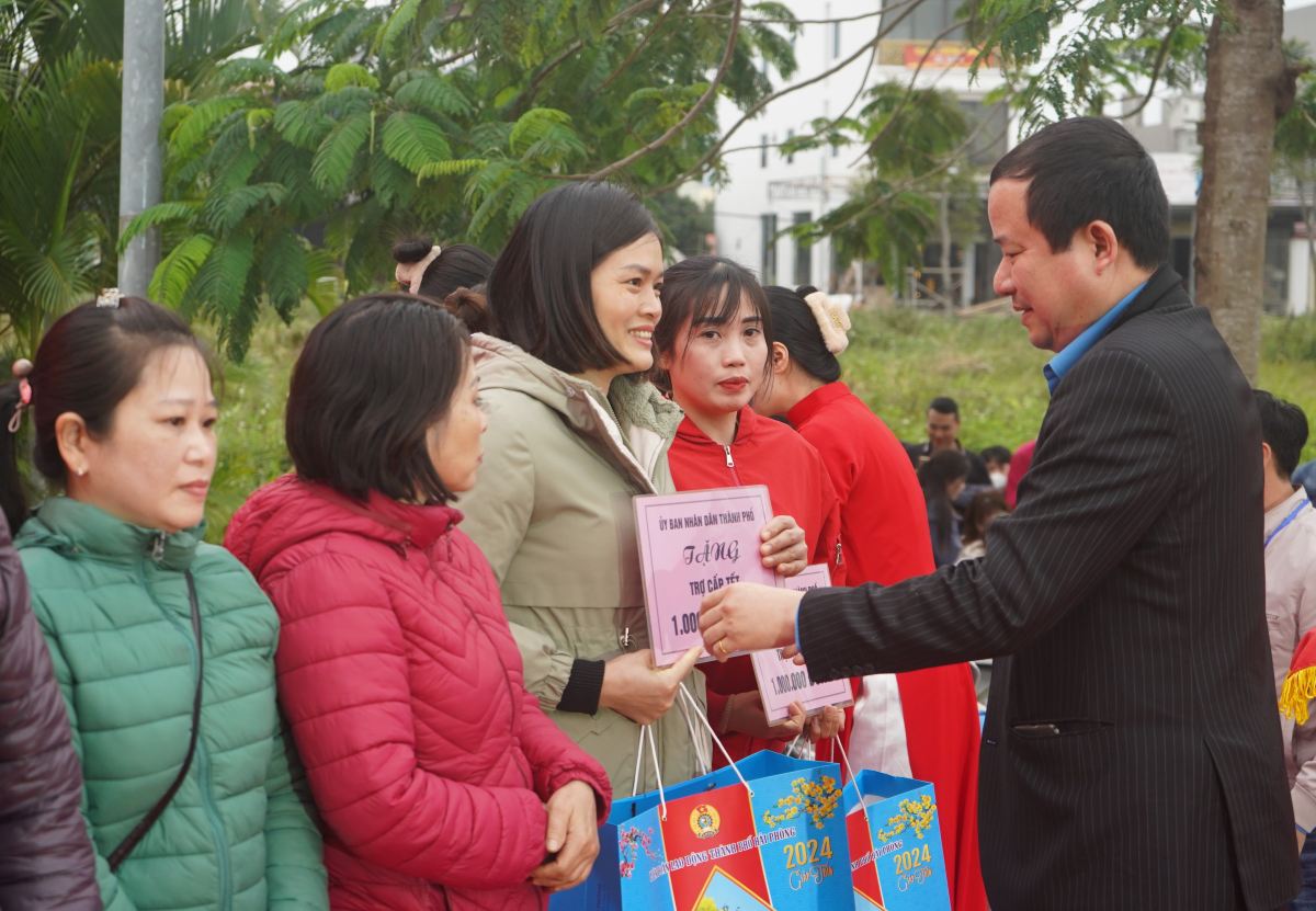 The Hai Phong City Labor Federation has successfully presented 16,000 New Year's Eve gifts to workers in difficult circumstances. Photo: Mai Dung