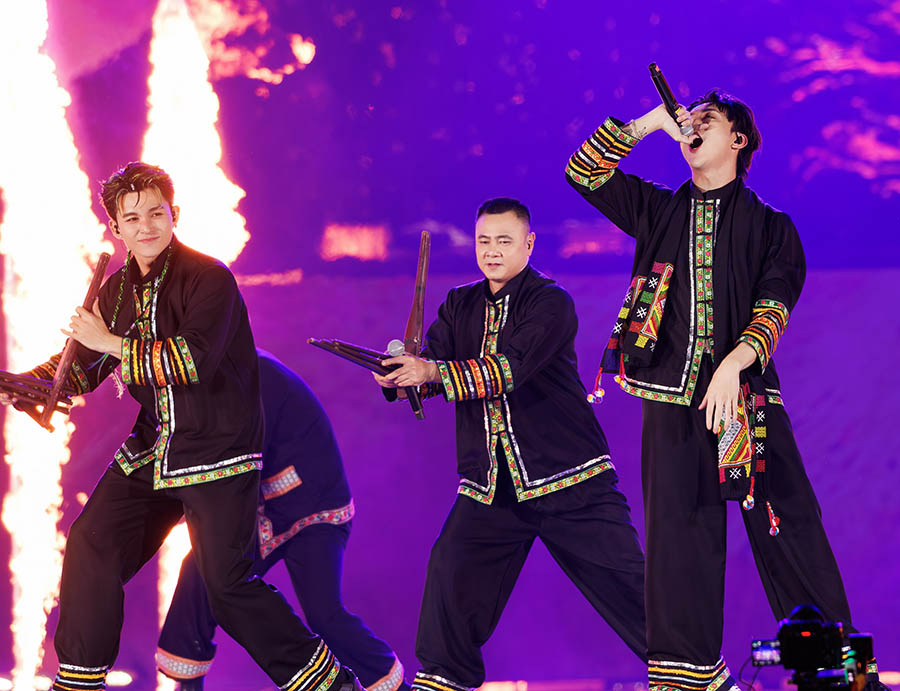 NSND Tu Long, Jun Pham, Soobin Hoang Son trong tiet muc mash up Tinh ca Tay Bac - Chiec khan pieu. Anh: Nha san xuat