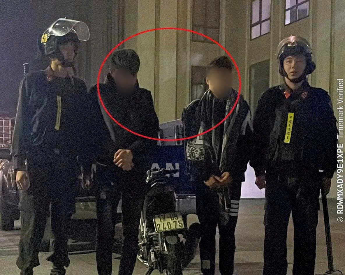 Hai đối tượng Phạm Trung H và Nguyễn Tấn B (giữa). Ảnh: Công an TP Hải Phòng