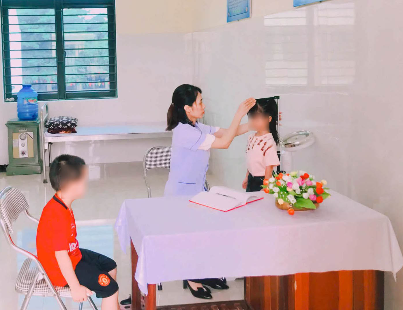 Preschool contract health workers in Nghe An check the health of students. Photo: Quang Dai
