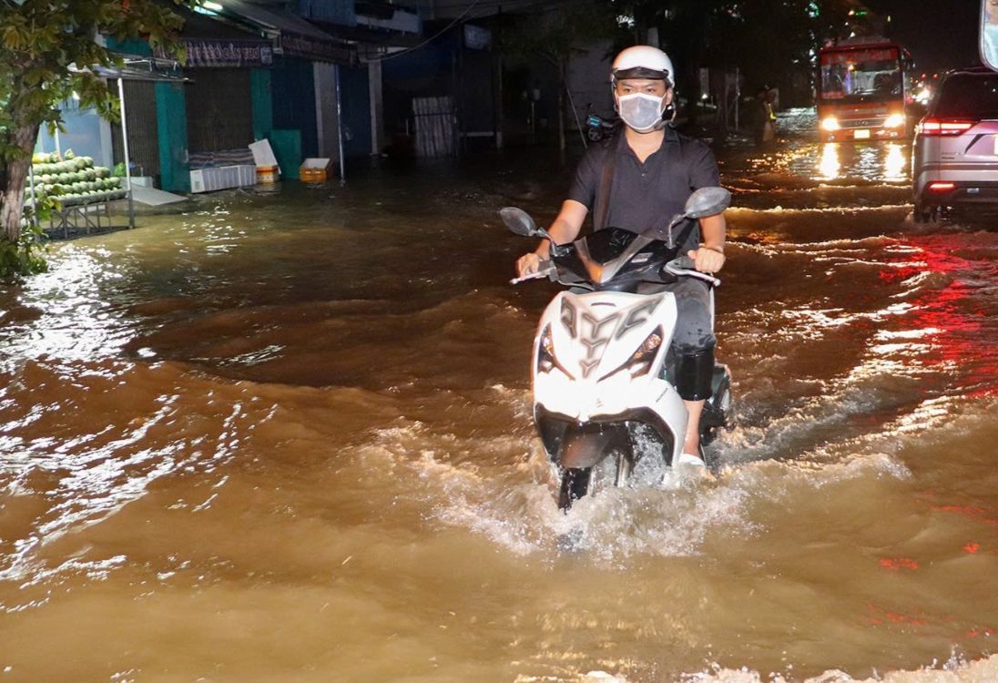 Cach Mang Thang Tam Street (Can Tho City) was deeply flooded due to high tides on November 6, 2025. Photo: Phuong Anh