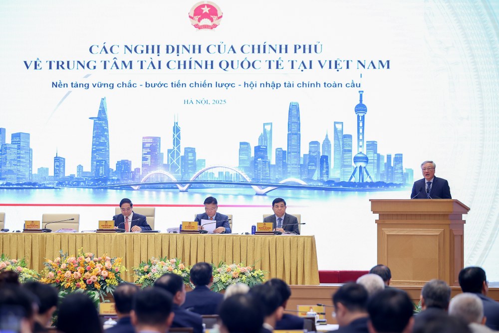Permanent Deputy Prime Minister Nguyen Hoa Binh introduces the Government's decrees implementing Resolution No. 222/2025/QH15 of the National Assembly on the International Financial Center in Vietnam. Photo: VGP/Nhat Bac