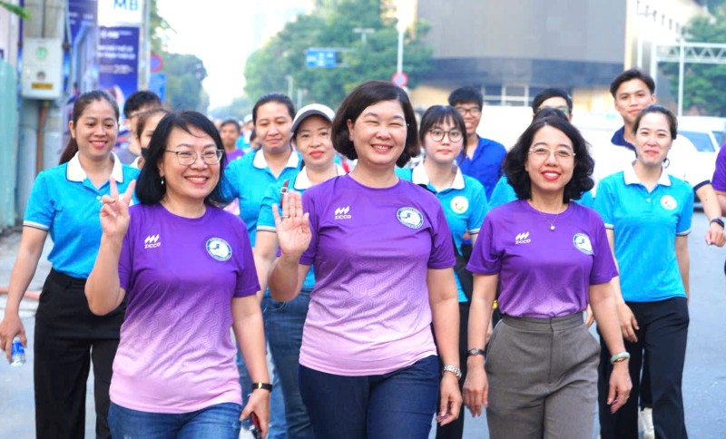 Funcionarios y trabajadores del barrio de Ben Thanh participan en el torneo de caminata para apoyar el Fondo 'Por los pobres' organizado conjuntamente por el Sindicato del barrio. Foto: Duc Long