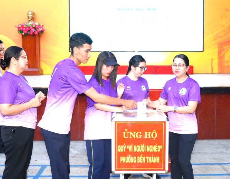 CNVCLD tham gia dong gop ung ho quy “Vi nguoi ngheo” phuong Ben Thanh de thuc hien cac hoat dong an sinh xa hoi, cham lo thiet thuc cho ho can ngheo, ho kho khan, nguoi gia neo don tren dia ban. Anh: Duc Long