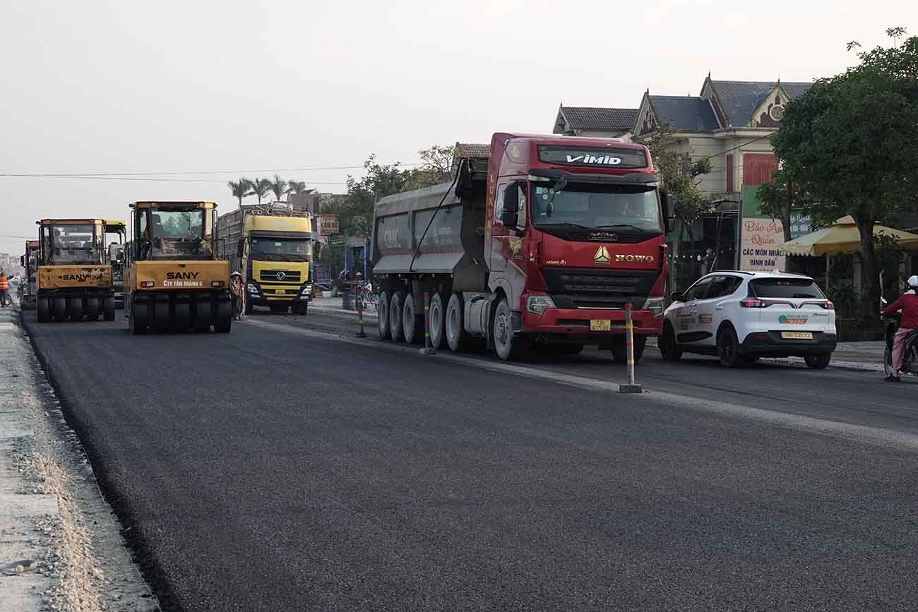 Tuyen duong vua khai thac, vua nang cap nen viec thi cong gap kho khan do luu luong lon phuong tien giao thong qua, lai. Anh: Tran Tuan.