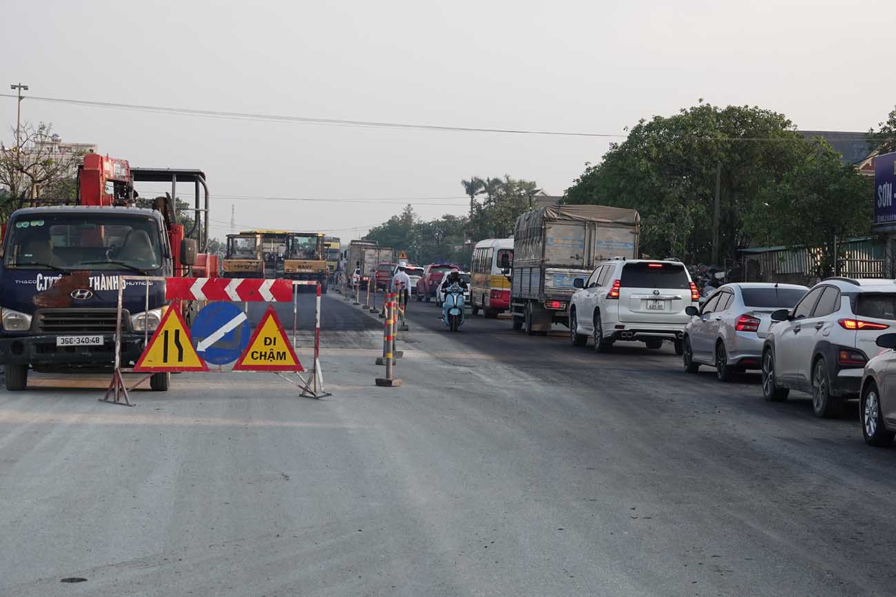 Don vi thi cong dat bien canh bao trong qua trinh thi cong de dam bao an toan. Anh: Tran Tuan.