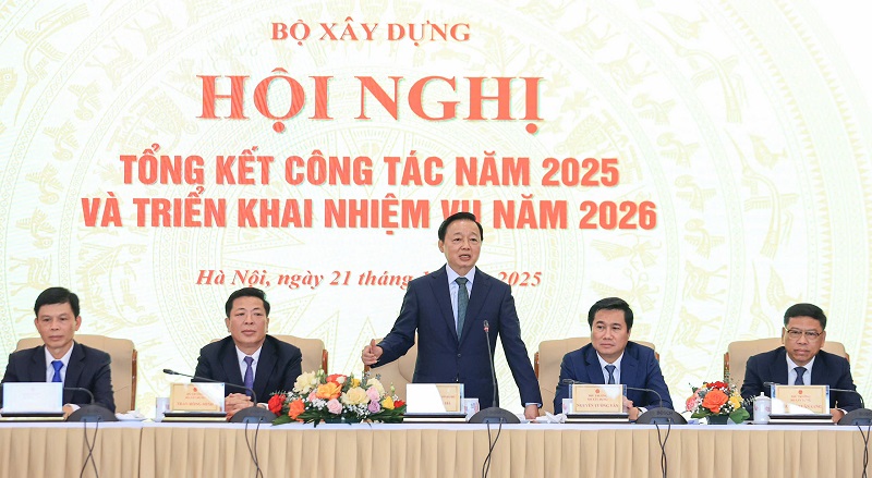Deputy Prime Minister Tran Hong Ha spoke at the Ministry of Construction's summary conference. Photo: Ta Hai