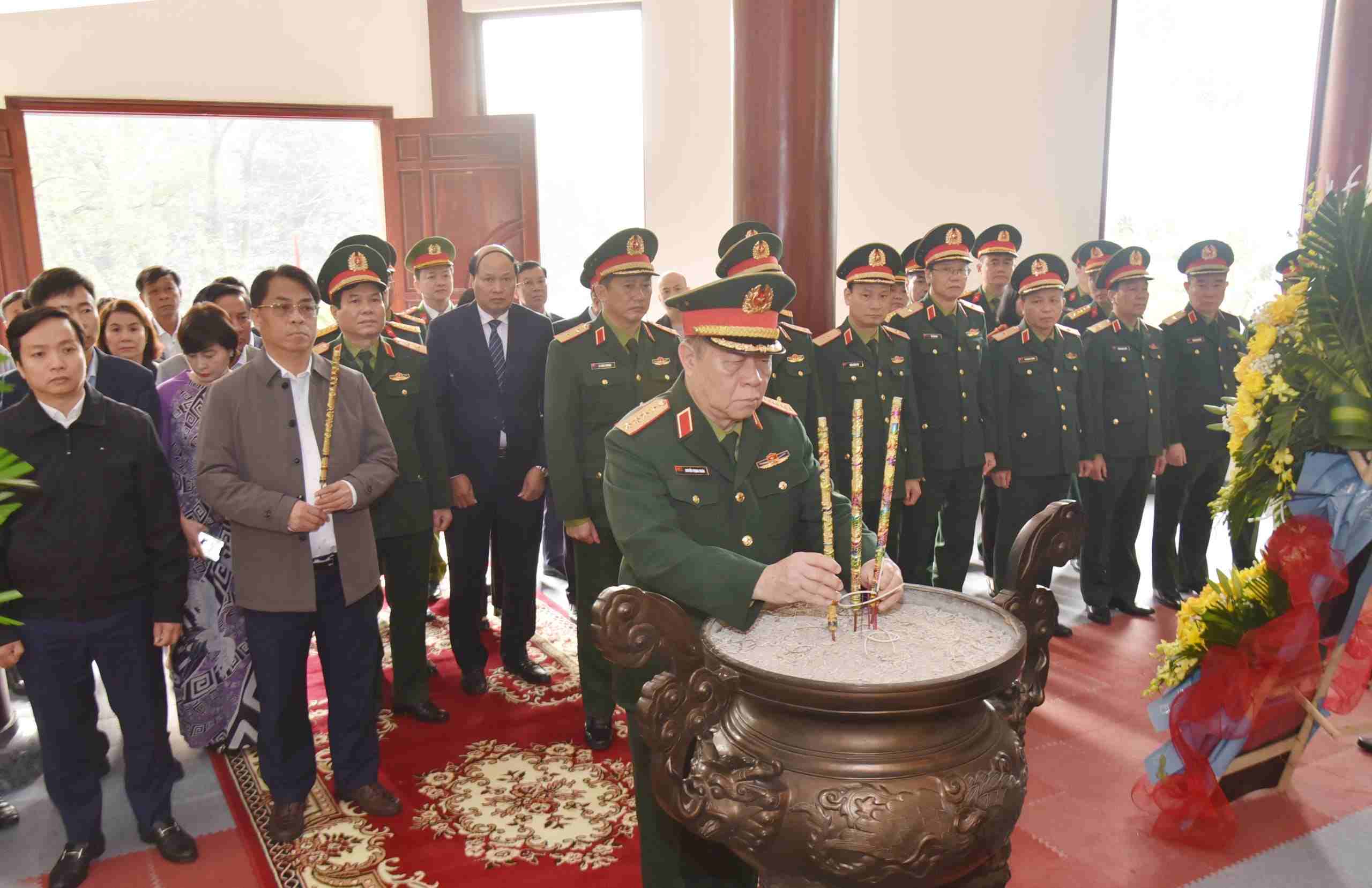 General Nguyen Trong Nghia - Director of the General Department of Politics of the Vietnam People's Army - offered incense at the temple of General Vo Nguyen Giap. Photo: Vu Tiep