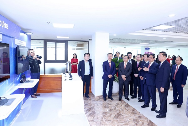 Thu tuong tham quan mo hinh chuyen doi so tai Bo Xay dung. Anh: Ta Hai