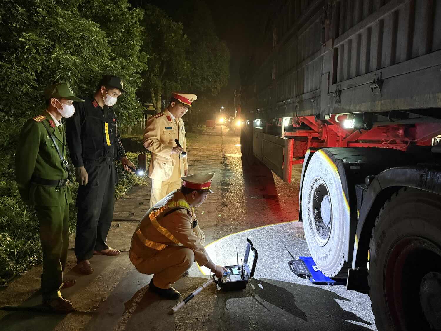 The task force for handling overloaded vehicles under the Traffic Police Department of Hue City Police is on duty at km 340 through A Luoi 2 commune. Photo: P. Be.