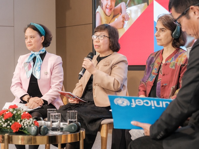 Ba Tran Thi Hong Lien, Pho Giam doc Van phong Gioi su dung lao dong, VCCI (o giua) noi ve cac nguy co doanh nghiep gap phai ve lao dong tre em. Anh: Linh Pham