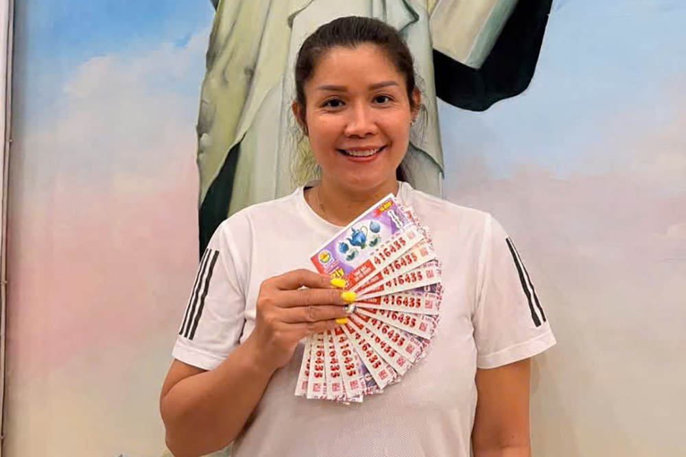 Ms. Phuong Lan in Tay Ninh shared the award-winning tickets that had just been exchanged for customers. Photo: Character provided